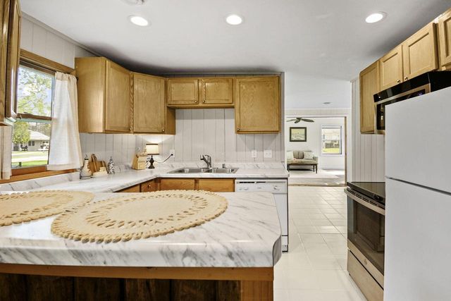 W9370 Burr LANE, Cambridge, WI 53523