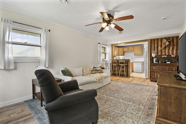 W9370 Burr LANE, Cambridge, WI 53523
