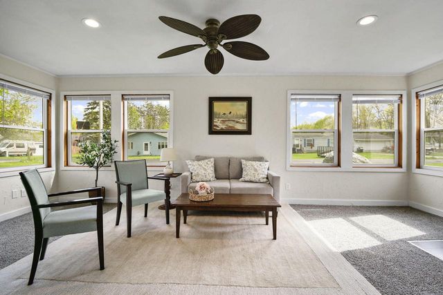 W9370 Burr LANE, Cambridge, WI 53523