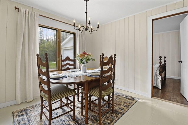 W9370 Burr LANE, Cambridge, WI 53523