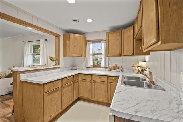 W9370 Burr LANE, Cambridge, WI 53523