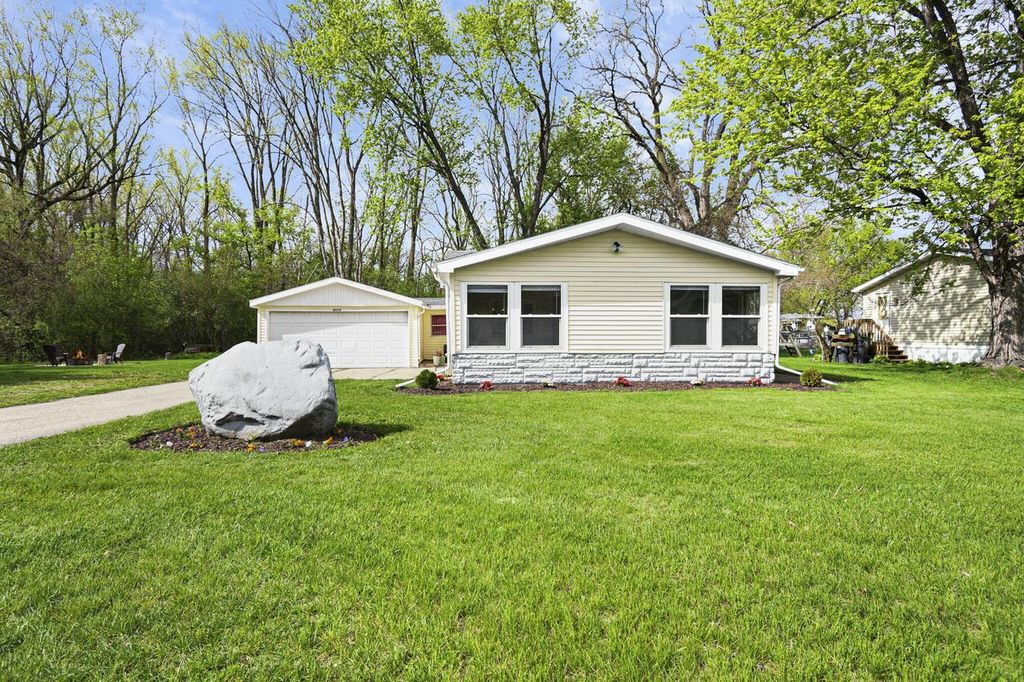 W9370 Burr LANE, Cambridge, WI 53523