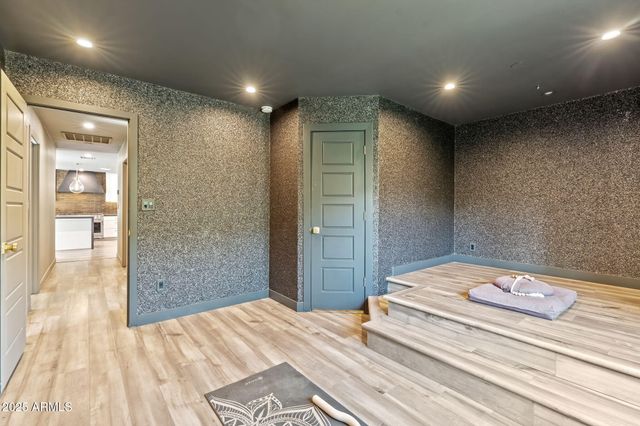 9046 N 28TH Street, Phoenix, AZ 85028