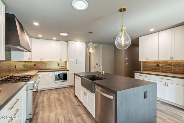 9046 N 28TH Street, Phoenix, AZ 85028