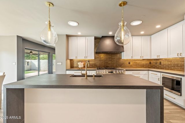 9046 N 28TH Street, Phoenix, AZ 85028