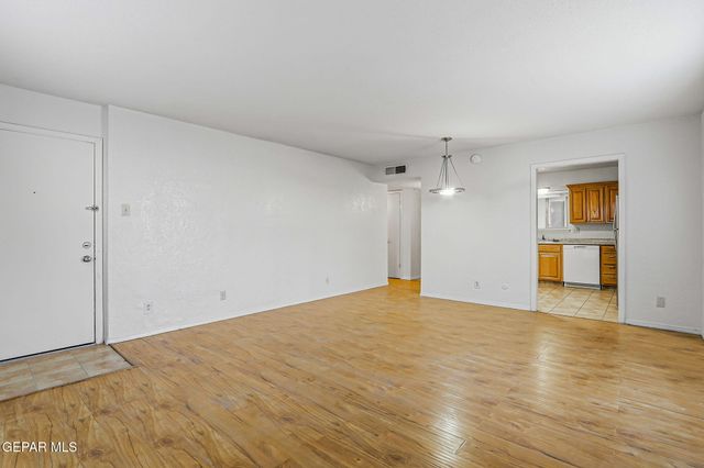 4433 N Stanton Street I 405, El Paso, TX 79902