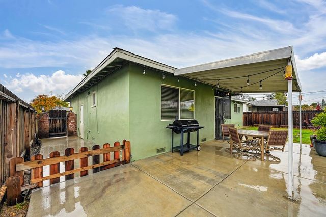 2036 Waterford Rd, Sacramento, CA 95815