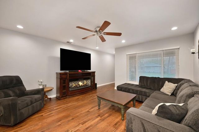 2036 Waterford Rd, Sacramento, CA 95815