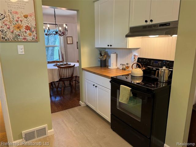15625 Surrey Street, Livonia, MI 48154