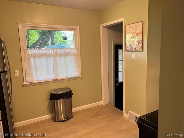 15625 Surrey Street, Livonia, MI 48154