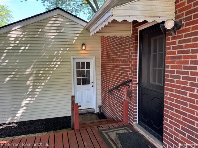 15625 Surrey Street, Livonia, MI 48154