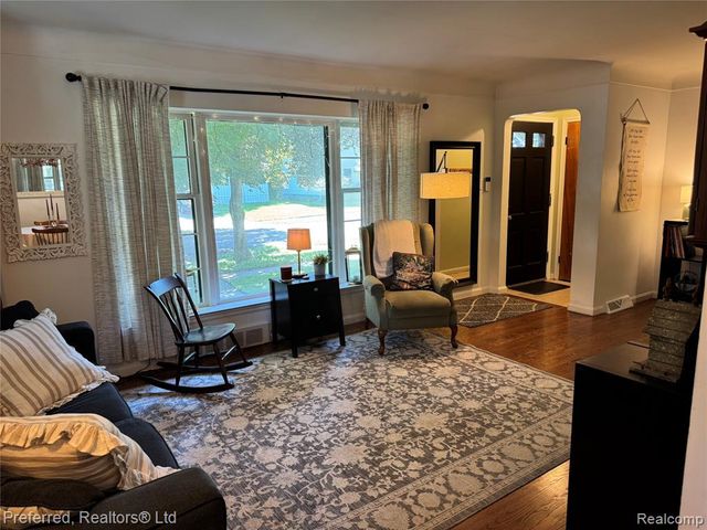 15625 Surrey Street, Livonia, MI 48154