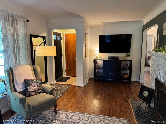 15625 Surrey Street, Livonia, MI 48154