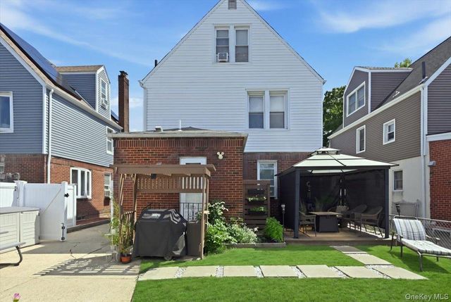 547 N 11th Street, New Hyde Park, NY 11040