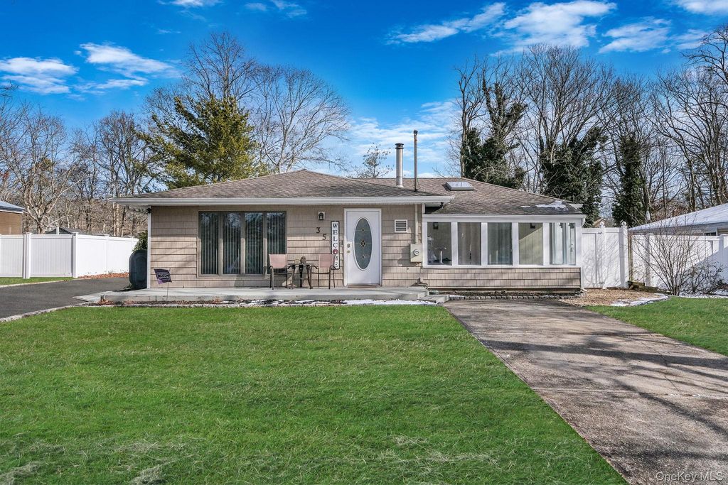 35 Strafford Street, Mastic, NY 11950