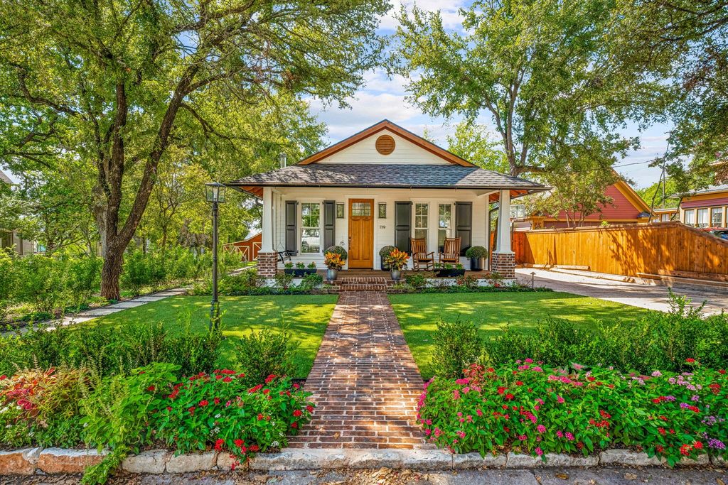 119 W Bluff Street, Granbury, TX 76048 — photo 2