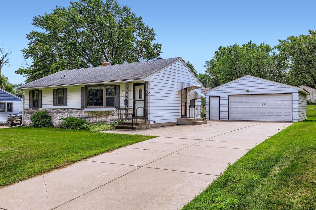 2524 Mayer Lane E, Maplewood, MN 55119