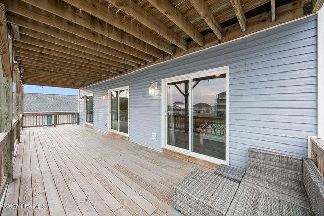 8020 8th Street, Surf City, NC 28445