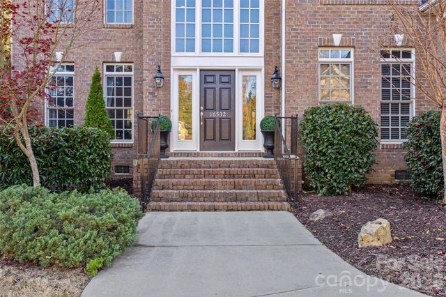 16532 Flintrock Falls Lane, Charlotte, NC 28278