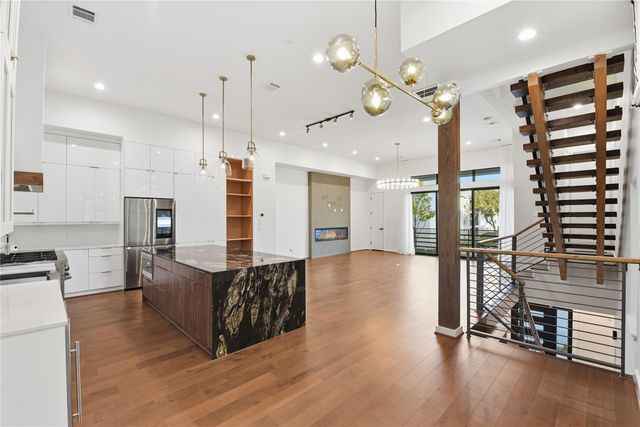 529 Memorial Heights Drive, Houston, TX 77007