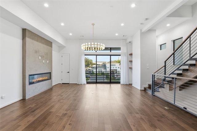 529 Memorial Heights Drive, Houston, TX 77007