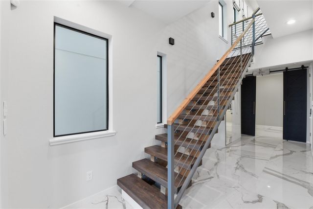 529 Memorial Heights Drive, Houston, TX 77007