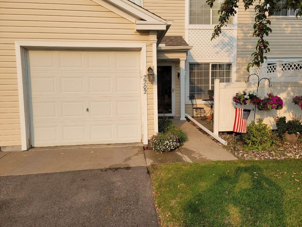 1833 Southcross Drive W 2202, Burnsville, MN 55306