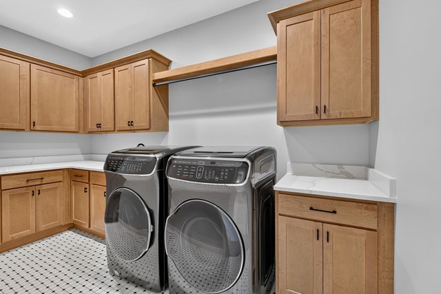 5077 Oak Ridge Court, Bettendorf, IA 52722