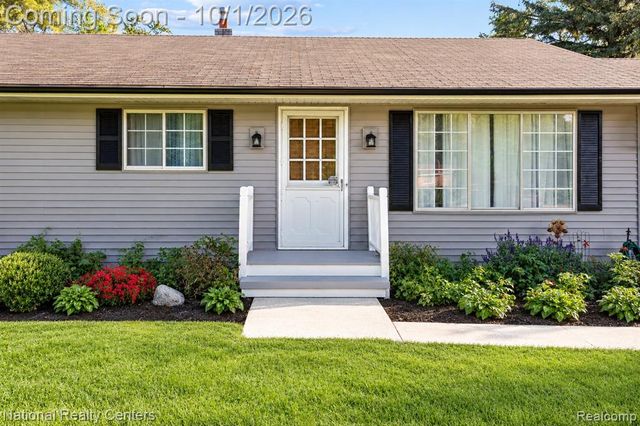 2700 W Walton Boulevard, Waterford, MI 48329