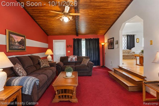 2700 W Walton Boulevard, Waterford, MI 48329