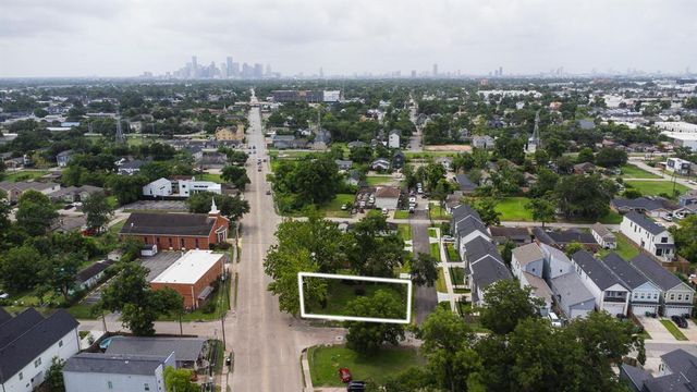 7819 N Main Street, Houston, TX 77022