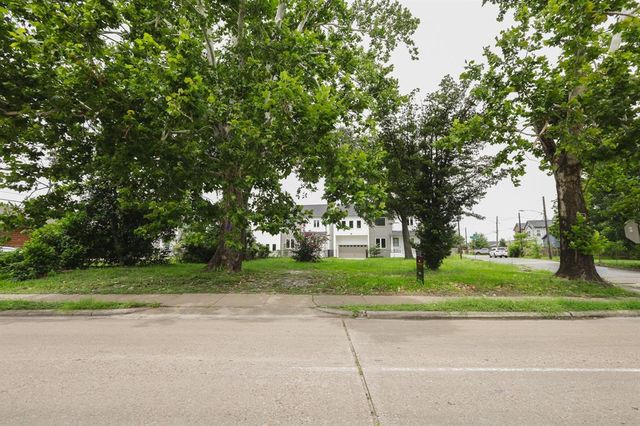 7819 N Main Street, Houston, TX 77022