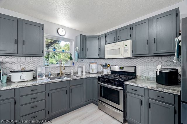 1075 S Baldwin Avenue, Fayetteville, AR 72701