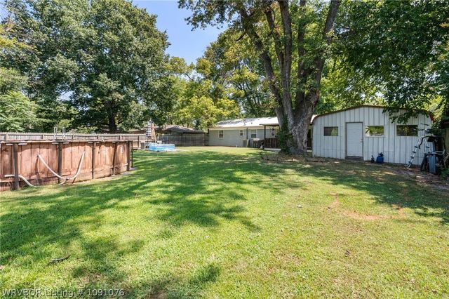 1075 S Baldwin Avenue, Fayetteville, AR 72701