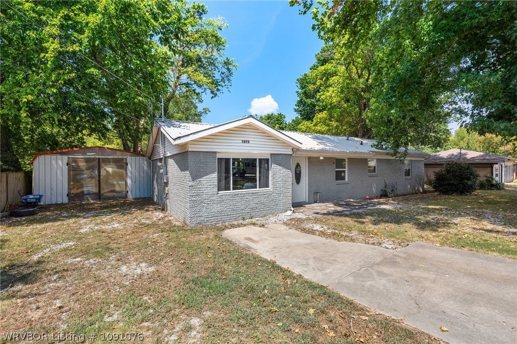 1075 S Baldwin Avenue, Fayetteville, AR 72701