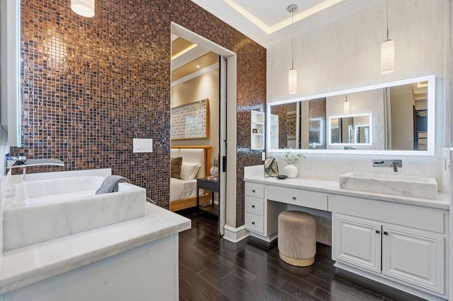 1917 Lakecliff Hills LN, Austin, TX 78732