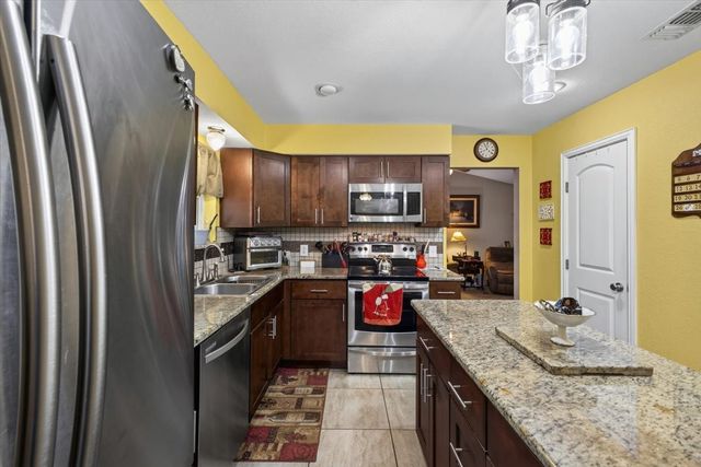 523 Lynnewood Avenue, Burleson, TX 76028
