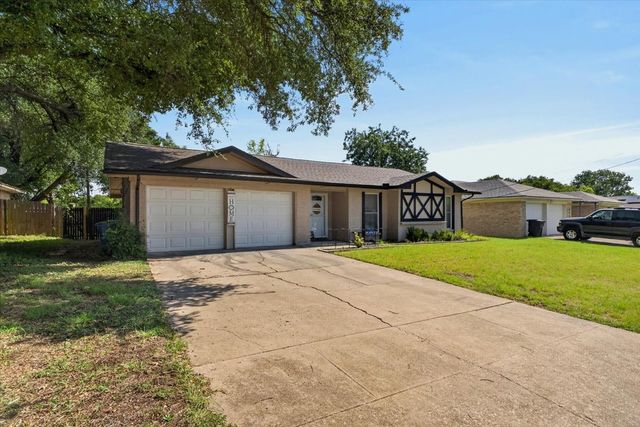 523 Lynnewood Avenue, Burleson, TX 76028