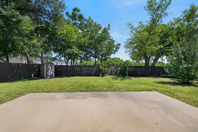 523 Lynnewood Avenue, Burleson, TX 76028
