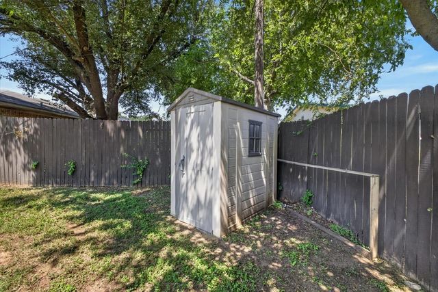 523 Lynnewood Avenue, Burleson, TX 76028