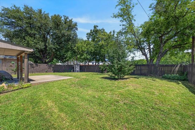 523 Lynnewood Avenue, Burleson, TX 76028