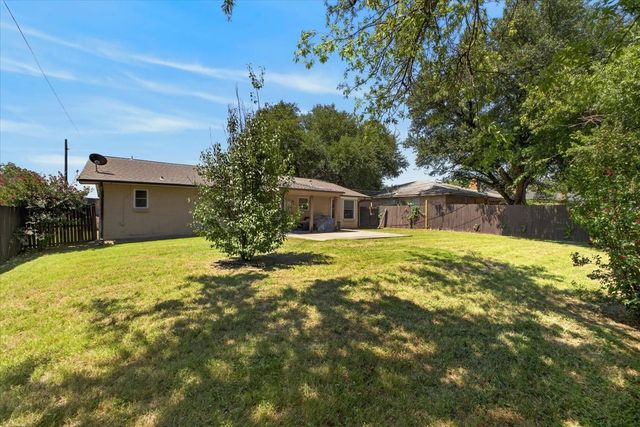 523 Lynnewood Avenue, Burleson, TX 76028