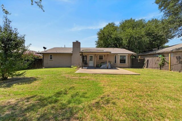 523 Lynnewood Avenue, Burleson, TX 76028