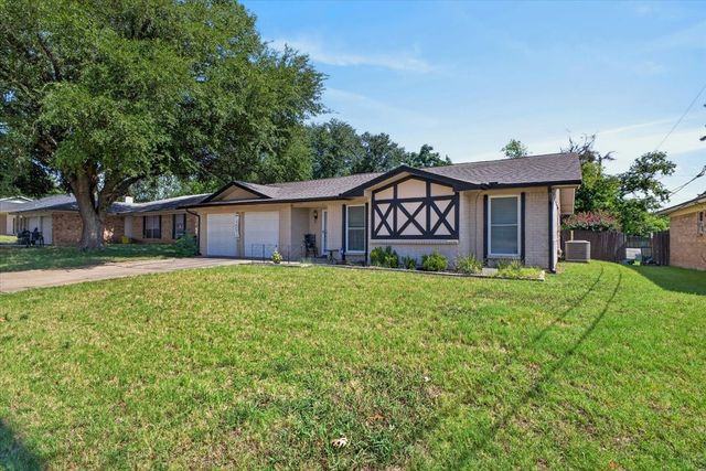 523 Lynnewood Avenue, Burleson, TX 76028