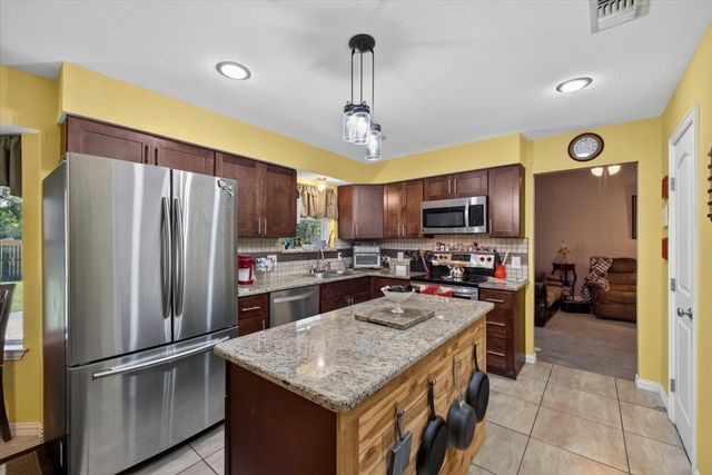 523 Lynnewood Avenue, Burleson, TX 76028