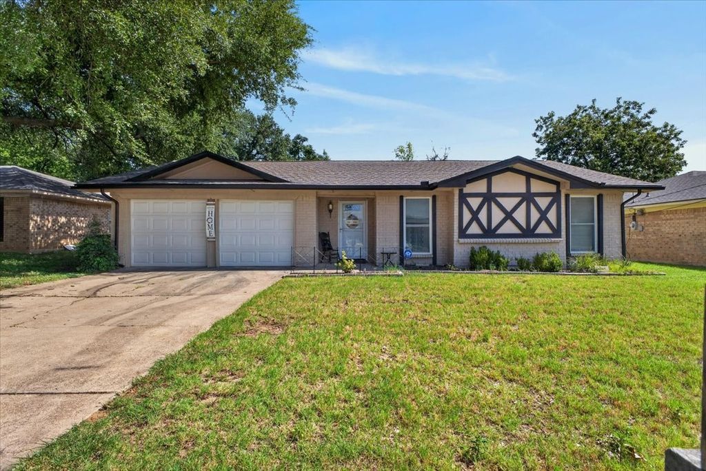 523 Lynnewood Avenue, Burleson, TX 76028