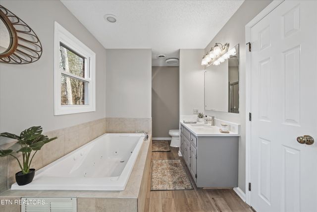 704 Knights Bridge Rd, Maryville, TN 37803