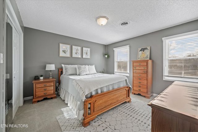 704 Knights Bridge Rd, Maryville, TN 37803