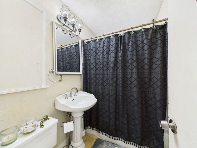 332 W Benway St, Wichita, KS 67217