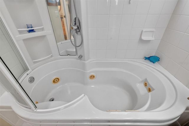 21618 QUEEN ELIZABETH COURT, Leesburg, FL 34748